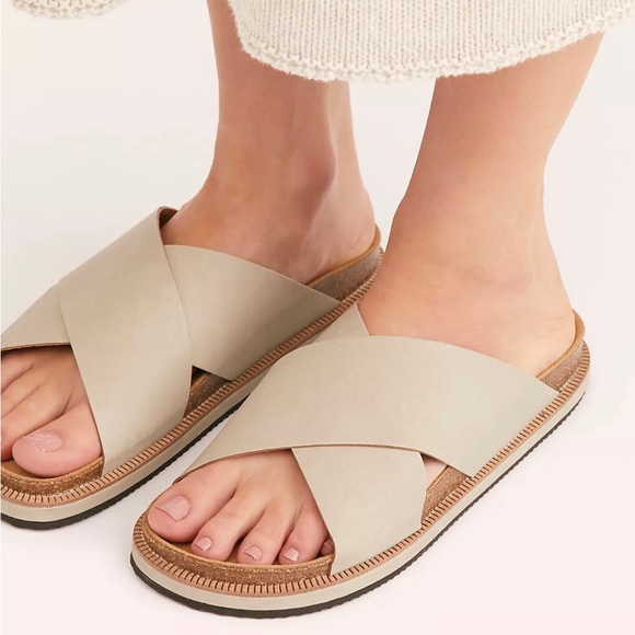 Free People Shoes - 🌟FREE PEOPLE Sidelines Footbed Sandals-Dove Grey-Size 40 (10)
